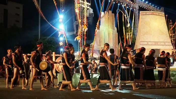 Nổi trống lên rừng núi ơi