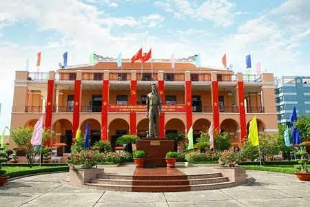 Xuân về trên bến Nhà Rồng