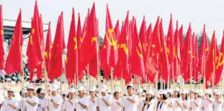 Hát dưới cờ búa liềm