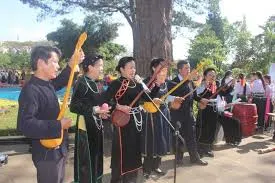 Nổi trống lên rừng núi ơi