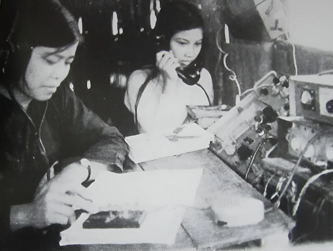 Bàn tay nữ chiến sĩ thông tin