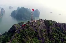 Cờ Đảng bay trên núi Bài Thơ