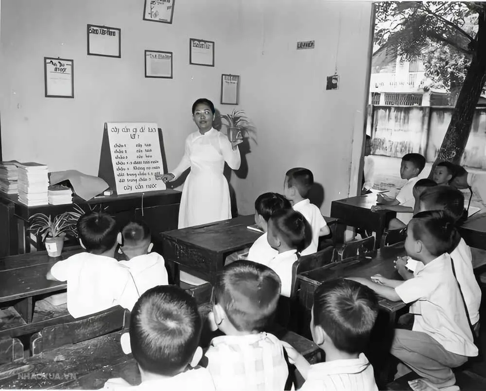 Em đứng giữa giảng đường hôm nay