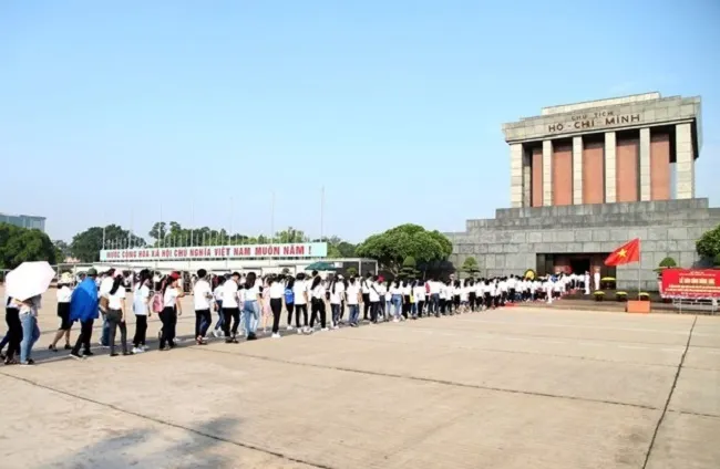 Vào lăng viếng Bác