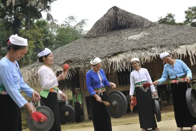 Nổi trống lên rừng núi ơi