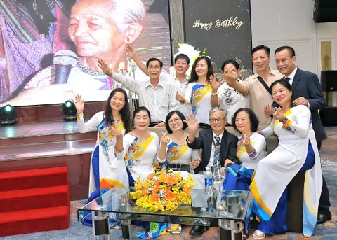 Đội Vàng Anh mừng sinh nhật nhạc sĩ Trần Viết Bính tròn 90 tuổi