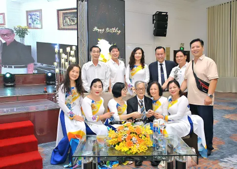Đội Vàng Anh mừng sinh nhật nhạc sĩ Trần Viết Bính tròn 90 tuổi