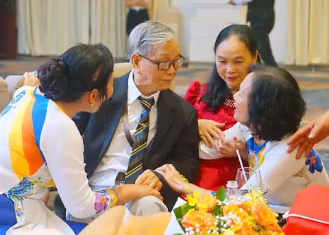 Đội Vàng Anh mừng sinh nhật nhạc sĩ Trần Viết Bính tròn 90 tuổi
