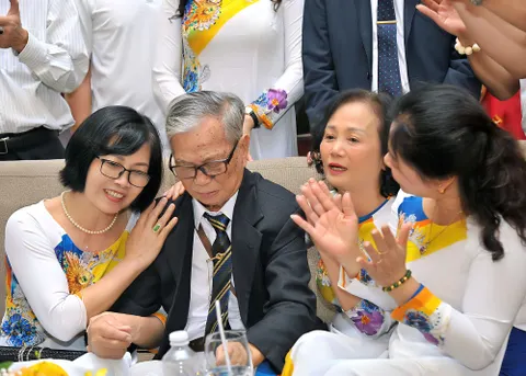 Đội Vàng Anh mừng sinh nhật nhạc sĩ Trần Viết Bính tròn 90 tuổi
