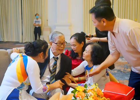Đội Vàng Anh mừng sinh nhật nhạc sĩ Trần Viết Bính tròn 90 tuổi