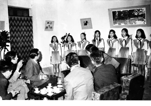 Đoàn nhạc sĩ VN về thăm NVH TN