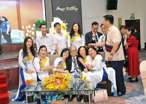 Đội Vàng Anh mừng sinh nhật nhạc sĩ Trần Viết Bính tròn 90 tuổi