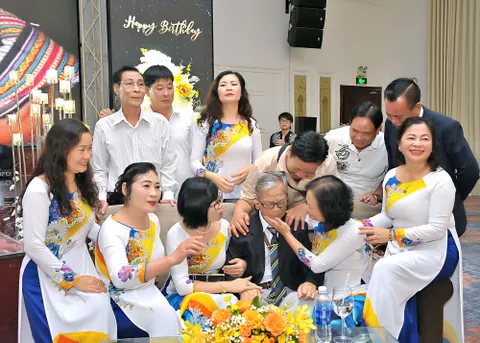 Đội Vàng Anh mừng sinh nhật nhạc sĩ Trần Viết Bính tròn 90 tuổi